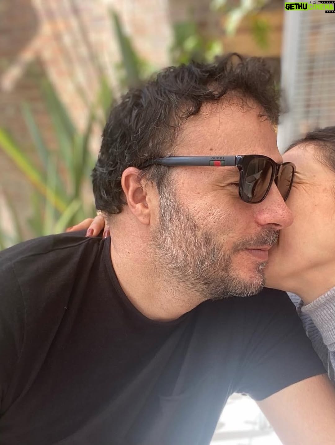 Paula Castaño - 892 Likes - Envejecer juntos era algo que sentíamos muy lejano, ahora podemos decir que lo estamos haciendo, envejecer juntos literalmente, y que es lo máximo! Te amo infinito @neurocine ✨
#bodasdecristal