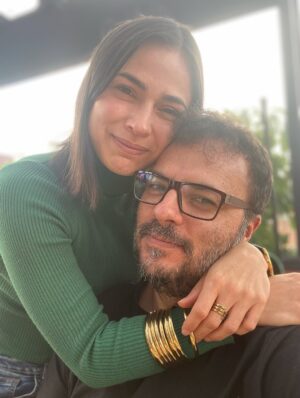 Paula Castaño Instagram - Envejecer juntos era algo que sentíamos muy lejano, ahora podemos decir que lo estamos haciendo, envejecer juntos literalmente, y que es lo máximo! Te amo infinito @neurocine ✨
#bodasdecristal