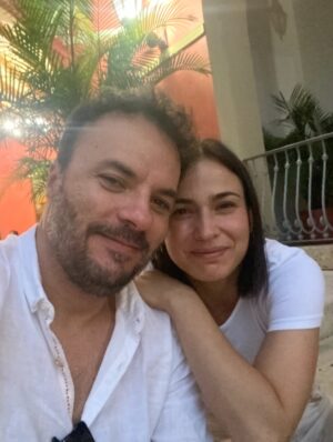 Paula Castaño Instagram - Envejecer juntos era algo que sentíamos muy lejano, ahora podemos decir que lo estamos haciendo, envejecer juntos literalmente, y que es lo máximo! Te amo infinito @neurocine ✨
#bodasdecristal