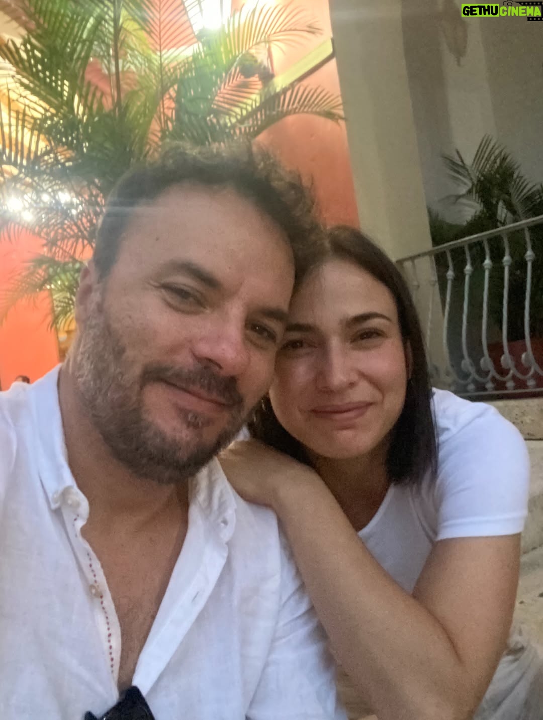 Paula Castaño - 892 Likes - Envejecer juntos era algo que sentíamos muy lejano, ahora podemos decir que lo estamos haciendo, envejecer juntos literalmente, y que es lo máximo! Te amo infinito @neurocine ✨
#bodasdecristal