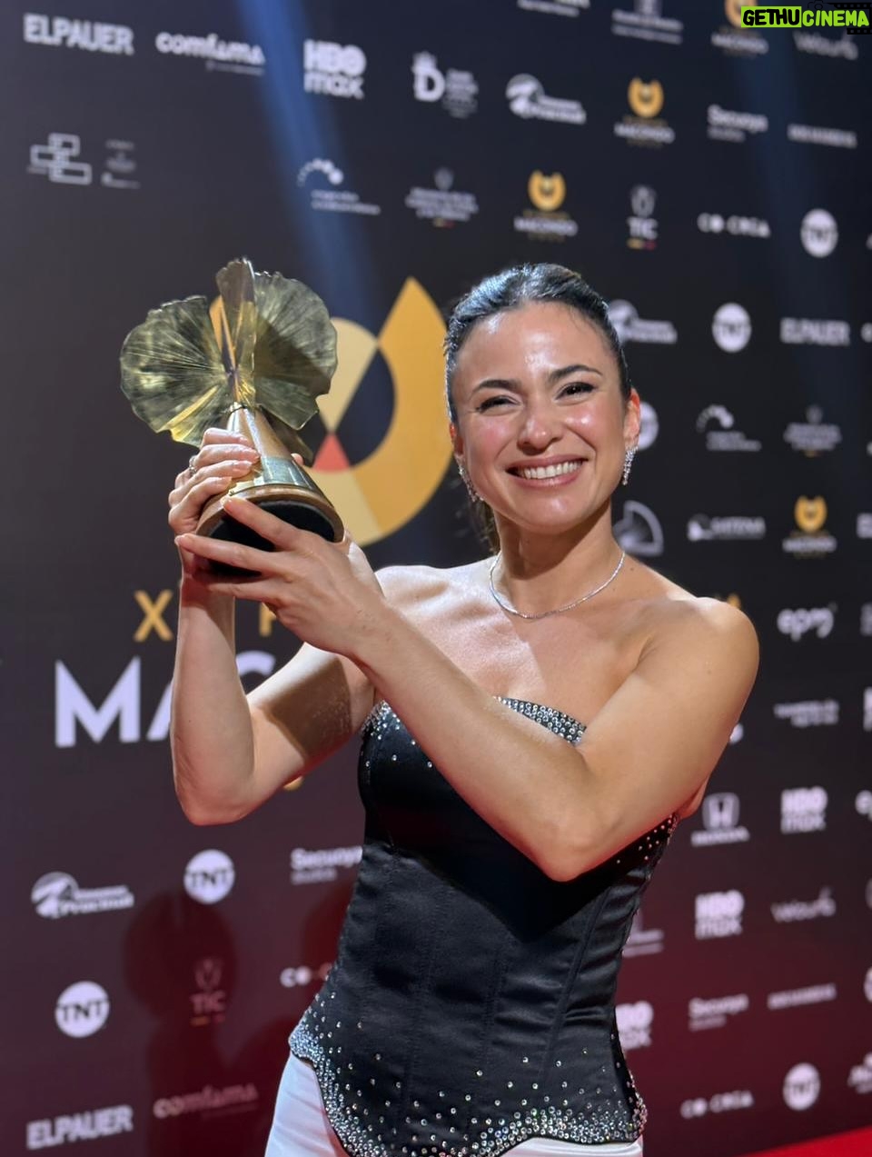 Paula Castaño - 2.2K Likes - ¡Wow! Yo ya estaba inmensamente feliz de estar nominada pero cuando @anaorozcoof y @saldelsol dijeron mi nombre mi corazón casi se sale de mi cuerpo. Gracias a la @academiacolcine por permitirnos vivir estos momentos tan inolvidables que nos invitan a seguir haciendo lo que tanto amamos.

Gracias @patricia_castanedag por aquel café.
Gracias @alvarogutierrez por ser el soñador que eres y hacernos orgullosas.
Gracias a @julieticarestrep0 por ser mi regalo más grande en mi vida personal de estimados señores. 
Gracias a mis hermanas sufragistas @barbara_perea @marcelamar07 @silviasantamariasoy @victory_ortizt @yurivargas1 por todo lo que compartimos en nuestro rodaje.
Gracias a todo el equipo de estimados. TODOS!
Gracias a mi manager por que me dijo “Si hagamos esta pelicula”.
Gracias a toda la gente que fue a vernos a las salas de cine.
Gracias al amor de mi vida @neurocine por ayudarme a confiar en mi e impulsarme siempre. Por todas las palabras hermosas que me dices cuando llego a casa.
Gracias @julianapedraza por querer vestirme de esta forma tan maravillosa que lo hiciste y a @albeiroafanadormoda por acompañarme en esta noche tan especial junto a @aureajoyeriaco ♥️✨. 
Gracias a @lacrispetica @elkin.zair y a todos lo que trabajan en la @academiacolcine y siguen fortaleciendo nuestro cine. 
Es un honor haber estado nominada al lado de actrices tan talentosas que admiro profundamente @juanita_777 @patitamayo y @barbara_perea 🫶👏🏻
Gracias al camino y al universo que me hizo correspondiente de interpretar a Josefina Valencia.
Gracias por el cine y los que nos han abiertos las puertas para que tengamos un cine nacional. 
Gracias a la vida, a la familia, a los amigos y mi hijito Emiliano.