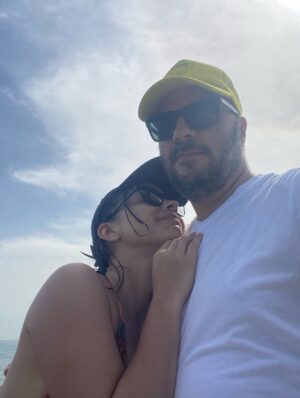 Paula Castaño Instagram - Envejecer juntos era algo que sentíamos muy lejano, ahora podemos decir que lo estamos haciendo, envejecer juntos literalmente, y que es lo máximo! Te amo infinito @neurocine ✨
#bodasdecristal