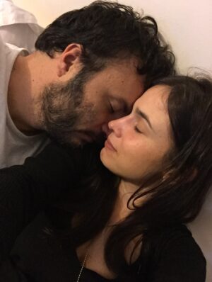 Paula Castaño Instagram - Envejecer juntos era algo que sentíamos muy lejano, ahora podemos decir que lo estamos haciendo, envejecer juntos literalmente, y que es lo máximo! Te amo infinito @neurocine ✨
#bodasdecristal