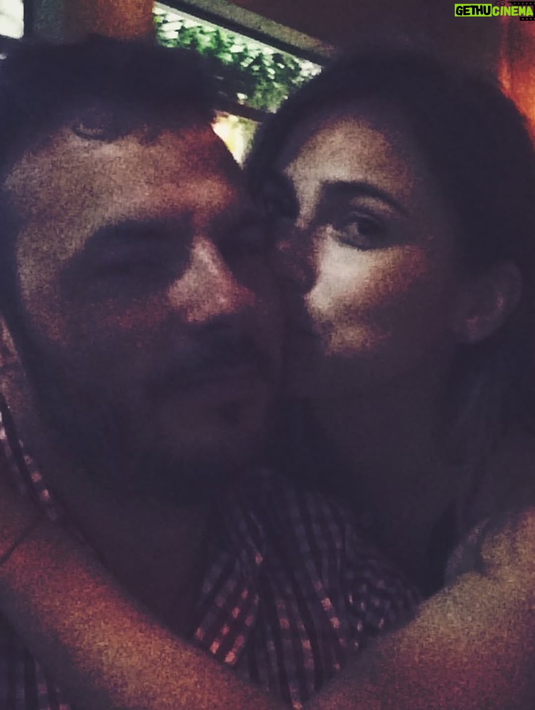 Paula Castaño - 892 Likes - Envejecer juntos era algo que sentíamos muy lejano, ahora podemos decir que lo estamos haciendo, envejecer juntos literalmente, y que es lo máximo! Te amo infinito @neurocine ✨
#bodasdecristal