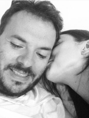 Paula Castaño Instagram - Envejecer juntos era algo que sentíamos muy lejano, ahora podemos decir que lo estamos haciendo, envejecer juntos literalmente, y que es lo máximo! Te amo infinito @neurocine ✨
#bodasdecristal