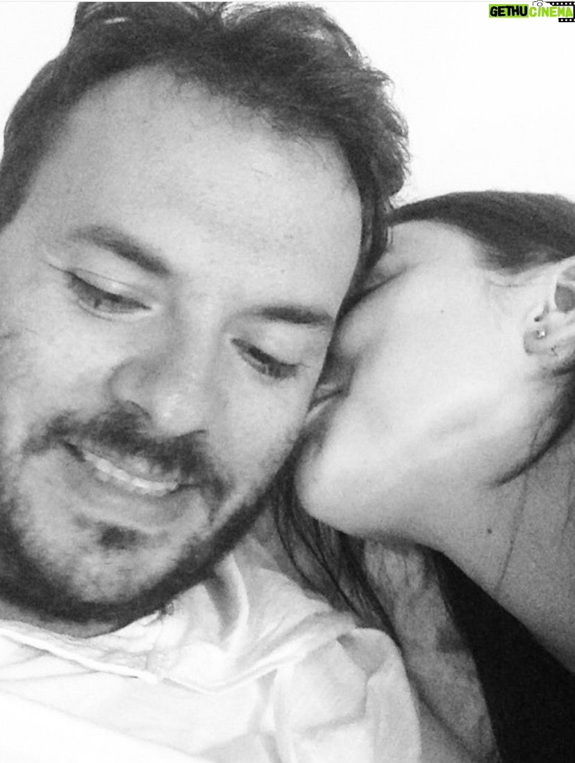 Paula Castaño - 892 Likes - Envejecer juntos era algo que sentíamos muy lejano, ahora podemos decir que lo estamos haciendo, envejecer juntos literalmente, y que es lo máximo! Te amo infinito @neurocine ✨
#bodasdecristal