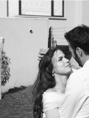 Paula Castaño Instagram - Envejecer juntos era algo que sentíamos muy lejano, ahora podemos decir que lo estamos haciendo, envejecer juntos literalmente, y que es lo máximo! Te amo infinito @neurocine ✨
#bodasdecristal