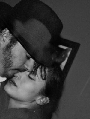 Paula Castaño Instagram - Envejecer juntos era algo que sentíamos muy lejano, ahora podemos decir que lo estamos haciendo, envejecer juntos literalmente, y que es lo máximo! Te amo infinito @neurocine ✨
#bodasdecristal