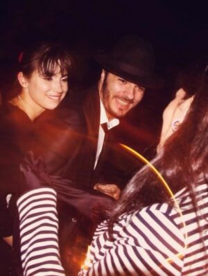 Paula Castaño Instagram - Envejecer juntos era algo que sentíamos muy lejano, ahora podemos decir que lo estamos haciendo, envejecer juntos literalmente, y que es lo máximo! Te amo infinito @neurocine ✨
#bodasdecristal