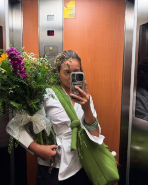 Paula Usero Instagram - Si pensaba que Abril se había pasado lento, Mayo es un mes qué tal vez haya tenido 158 días. Hemos terminado de rodar Esa Noche, he ido a Lisboa con el mejor grupo de amigas que puede existir, he comido pizza en Francia, he recibido fotos de cuando era pequeña y ahora quiero ese collar, he cambiado el sofá de mi terraza y la he llenado de plantas que me recuerdan a mis veranos en el chalet de mis abuelos, he pasado mañanas y noches de hospital, y finalmente vuelvo a casa a descansar rodeada de 🐈 
Como lema del mes, la última foto. 
Afortunada de tener un cuerpo fuerte que me sostiene🌞🤍