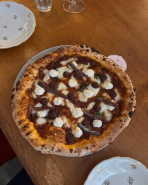 Paula Usero Instagram - Si pensaba que Abril se había pasado lento, Mayo es un mes qué tal vez haya tenido 158 días. Hemos terminado de rodar Esa Noche, he ido a Lisboa con el mejor grupo de amigas que puede existir, he comido pizza en Francia, he recibido fotos de cuando era pequeña y ahora quiero ese collar, he cambiado el sofá de mi terraza y la he llenado de plantas que me recuerdan a mis veranos en el chalet de mis abuelos, he pasado mañanas y noches de hospital, y finalmente vuelvo a casa a descansar rodeada de 🐈 
Como lema del mes, la última foto. 
Afortunada de tener un cuerpo fuerte que me sostiene🌞🤍