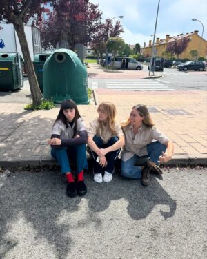 Paula Usero Instagram - Si pensaba que Abril se había pasado lento, Mayo es un mes qué tal vez haya tenido 158 días. Hemos terminado de rodar Esa Noche, he ido a Lisboa con el mejor grupo de amigas que puede existir, he comido pizza en Francia, he recibido fotos de cuando era pequeña y ahora quiero ese collar, he cambiado el sofá de mi terraza y la he llenado de plantas que me recuerdan a mis veranos en el chalet de mis abuelos, he pasado mañanas y noches de hospital, y finalmente vuelvo a casa a descansar rodeada de 🐈 
Como lema del mes, la última foto. 
Afortunada de tener un cuerpo fuerte que me sostiene🌞🤍