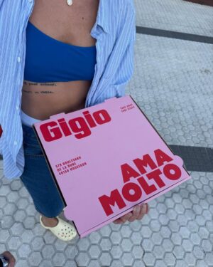 Paula Usero Instagram - Si pensaba que Abril se había pasado lento, Mayo es un mes qué tal vez haya tenido 158 días. Hemos terminado de rodar Esa Noche, he ido a Lisboa con el mejor grupo de amigas que puede existir, he comido pizza en Francia, he recibido fotos de cuando era pequeña y ahora quiero ese collar, he cambiado el sofá de mi terraza y la he llenado de plantas que me recuerdan a mis veranos en el chalet de mis abuelos, he pasado mañanas y noches de hospital, y finalmente vuelvo a casa a descansar rodeada de 🐈 
Como lema del mes, la última foto. 
Afortunada de tener un cuerpo fuerte que me sostiene🌞🤍