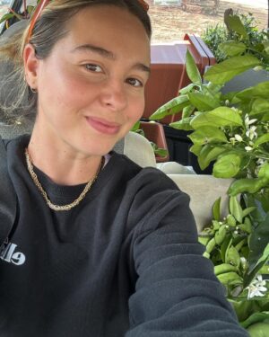 Paula Usero Instagram - Si pensaba que Abril se había pasado lento, Mayo es un mes qué tal vez haya tenido 158 días. Hemos terminado de rodar Esa Noche, he ido a Lisboa con el mejor grupo de amigas que puede existir, he comido pizza en Francia, he recibido fotos de cuando era pequeña y ahora quiero ese collar, he cambiado el sofá de mi terraza y la he llenado de plantas que me recuerdan a mis veranos en el chalet de mis abuelos, he pasado mañanas y noches de hospital, y finalmente vuelvo a casa a descansar rodeada de 🐈 
Como lema del mes, la última foto. 
Afortunada de tener un cuerpo fuerte que me sostiene🌞🤍