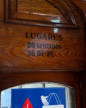 Paula Usero Instagram - Si pensaba que Abril se había pasado lento, Mayo es un mes qué tal vez haya tenido 158 días. Hemos terminado de rodar Esa Noche, he ido a Lisboa con el mejor grupo de amigas que puede existir, he comido pizza en Francia, he recibido fotos de cuando era pequeña y ahora quiero ese collar, he cambiado el sofá de mi terraza y la he llenado de plantas que me recuerdan a mis veranos en el chalet de mis abuelos, he pasado mañanas y noches de hospital, y finalmente vuelvo a casa a descansar rodeada de 🐈 
Como lema del mes, la última foto. 
Afortunada de tener un cuerpo fuerte que me sostiene🌞🤍