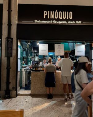 Paula Usero Instagram - Si pensaba que Abril se había pasado lento, Mayo es un mes qué tal vez haya tenido 158 días. Hemos terminado de rodar Esa Noche, he ido a Lisboa con el mejor grupo de amigas que puede existir, he comido pizza en Francia, he recibido fotos de cuando era pequeña y ahora quiero ese collar, he cambiado el sofá de mi terraza y la he llenado de plantas que me recuerdan a mis veranos en el chalet de mis abuelos, he pasado mañanas y noches de hospital, y finalmente vuelvo a casa a descansar rodeada de 🐈 
Como lema del mes, la última foto. 
Afortunada de tener un cuerpo fuerte que me sostiene🌞🤍