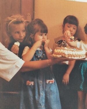 Paula Usero Instagram - Si pensaba que Abril se había pasado lento, Mayo es un mes qué tal vez haya tenido 158 días. Hemos terminado de rodar Esa Noche, he ido a Lisboa con el mejor grupo de amigas que puede existir, he comido pizza en Francia, he recibido fotos de cuando era pequeña y ahora quiero ese collar, he cambiado el sofá de mi terraza y la he llenado de plantas que me recuerdan a mis veranos en el chalet de mis abuelos, he pasado mañanas y noches de hospital, y finalmente vuelvo a casa a descansar rodeada de 🐈 
Como lema del mes, la última foto. 
Afortunada de tener un cuerpo fuerte que me sostiene🌞🤍