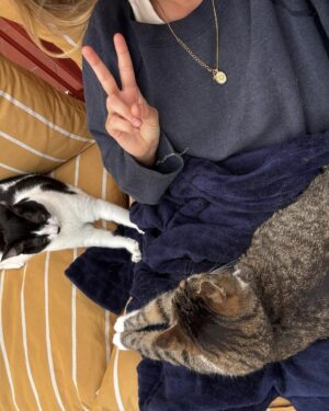 Paula Usero Instagram - La verdad es que de Junio, ya me vais a perdonar, apenas tengo contenido que no sea gatuno. He estado recuperándome, comiendo rico y dejándome cuidar que a veces me cuesta mucho. Estoy deseando este mes de Julio porque voy a hacer algo que me apetecía desde hace mucho🪐🤍