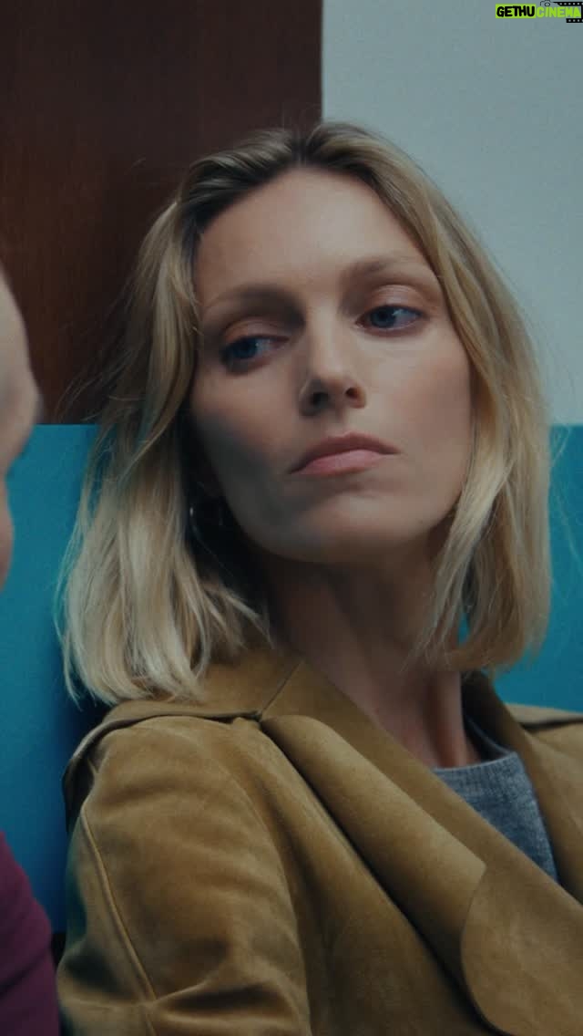 Paulina Gałązka - 6.1K Likes - Chcemy, żeby wszystkie Polki przebadały swoje piersi, ale nie chcemy Was straszyć, wzbudzać poczucia winy czy moralizować. Dlatego o profilaktyce piersi mówimy z humorem, aby w ten sposób przełamać strach, czy wstyd, które często towarzyszą mammografii czy USG.

W naszym miniserialu „Gabinet” zobaczycie znane Polki w różnym wieku. To kobiety, które łączy wspólna misja: pokazać, że profilaktyka raka piersi to akt miłości do siebie, a nie obowiązek, który wynika z lęku.

Za produkcję odpowiada dom produkcyjny SHOOTME, a fundamentem całego przedsięwzięcia była silna, kobieca ekipa kreatywna. Reżyserię objęła Tala Dołgowska/ @taladolgowska , autorką scenariusza jest Agnieszka Matan/ @halomatan , za zdjęcia odpowiadała Barbara Kaniewska/ @_barbarakajakaniewska_ , scenografia to dzieło Zosi Kozłowskiej/ @zosiaakozlowska a za kostiumy Charlotte Tomaszewska/ @charlottetomas. Makijaż wykonała Kama Jankowska/ @hellokama To zespół doświadczonych, uznanych twórczyń, które nadały projektowi unikalny charakter i siłę kobiecej perspektywy.

Miniserial „Gabinet” to część kampanii „Piersi w Polsce”, której partnerem jest Novartis. #wspolpracareklamowa