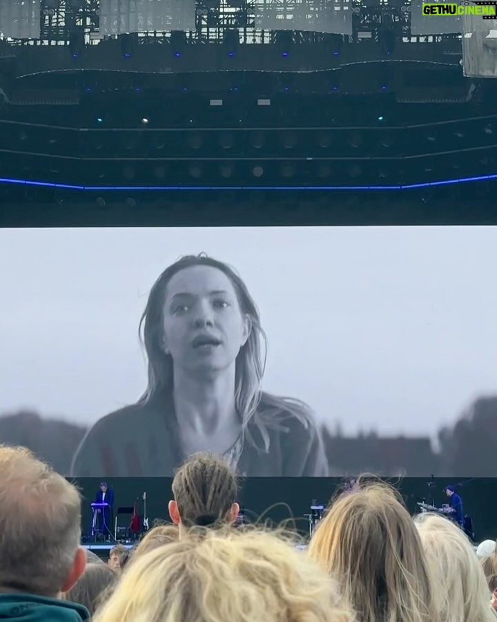 Paulina Gałązka - 1.4K Likes - „Bumerang” @kortez_z dir @danieljaroszek 
Wspaniały projekt z super ludźmi 
@otozorza 

To była wielka przyjemność tworzyć postać do muzyki @kortez_z 
Odrzucam zdjęcia z tego wzruszającego planu, na zdjęciach traktor 🚜Władimirec T-25 mój pierwszy pojazd mechaniczny który prowadziłam w 2002 roku na żniwach u dziadków i przez który nabawiłam się traumy. 
Ostatnie zdjęcie to serdeczne pozdrowienia od obsady dla naszego ukochanego @danieljaroszek 🥹♥️