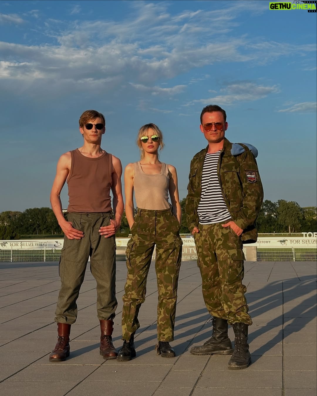 Paulina Gałązka - 2.2K Likes - 😎🎬Takich dwóch, jak nas trzech to nie ma ani jednego
„Wojna zastępcza” 

PS: Zawsze chciałam mieć zdjęcie w stylu Top Gun 
#mateuszwięcławek