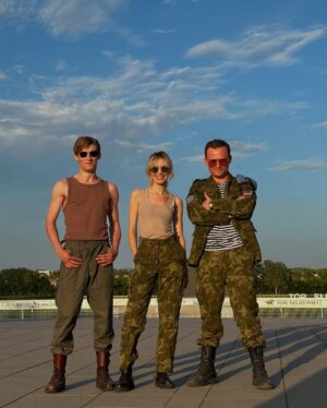 Paulina Gałązka Instagram - 😎🎬Takich dwóch, jak nas trzech to nie ma ani jednego
„Wojna zastępcza” 

PS: Zawsze chciałam mieć zdjęcie w stylu Top Gun 
#mateuszwięcławek