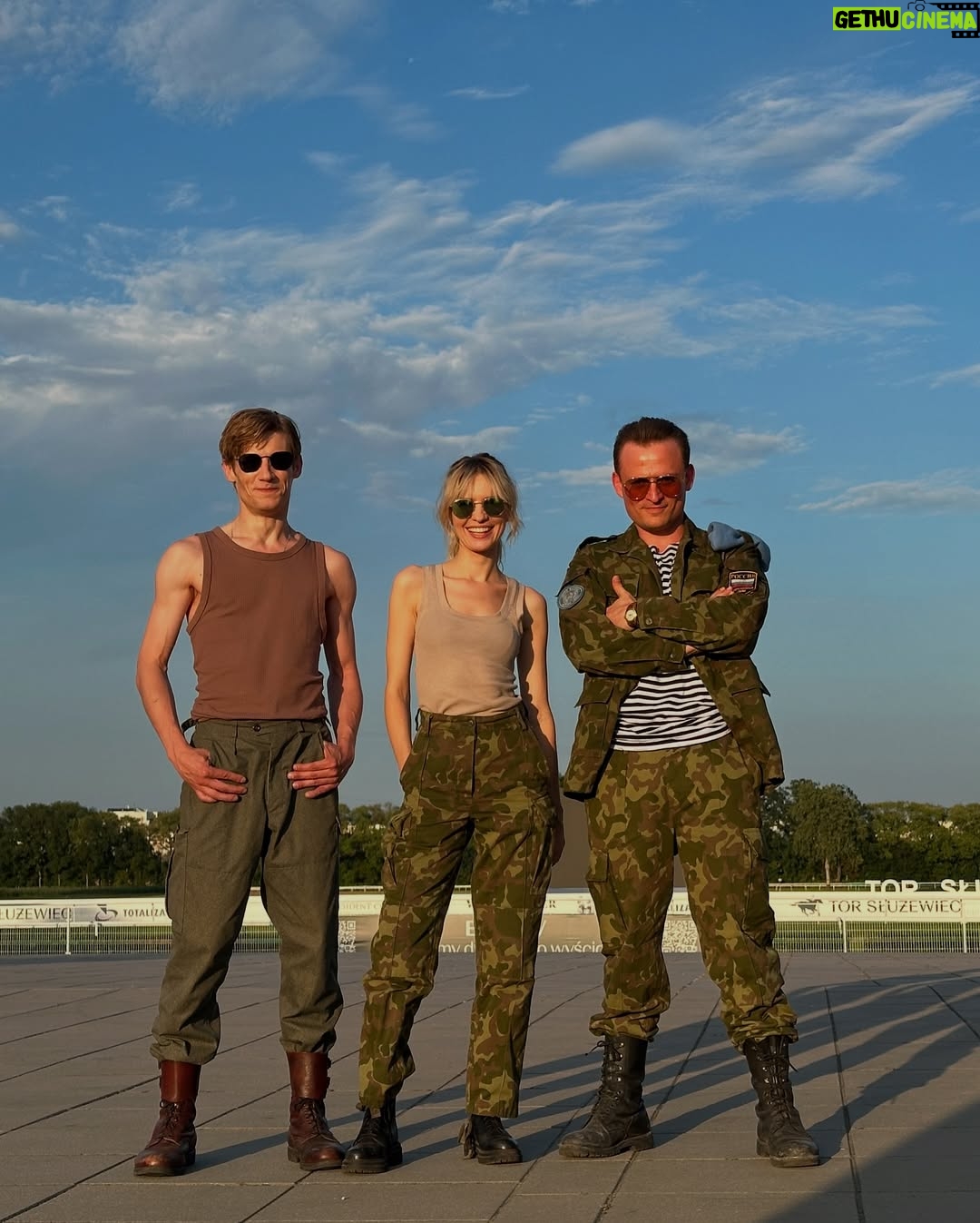 Paulina Gałązka - 2.2K Likes - 😎🎬Takich dwóch, jak nas trzech to nie ma ani jednego
„Wojna zastępcza” 

PS: Zawsze chciałam mieć zdjęcie w stylu Top Gun 
#mateuszwięcławek