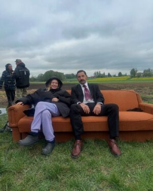 Paulina Gałązka Instagram - „Bumerang” @kortez_z dir @danieljaroszek 
Wspaniały projekt z super ludźmi 
@otozorza 

To była wielka przyjemność tworzyć postać do muzyki @kortez_z 
Odrzucam zdjęcia z tego wzruszającego planu, na zdjęciach traktor 🚜Władimirec T-25 mój pierwszy pojazd mechaniczny który prowadziłam w 2002 roku na żniwach u dziadków i przez który nabawiłam się traumy. 
Ostatnie zdjęcie to serdeczne pozdrowienia od obsady dla naszego ukochanego @danieljaroszek 🥹♥️