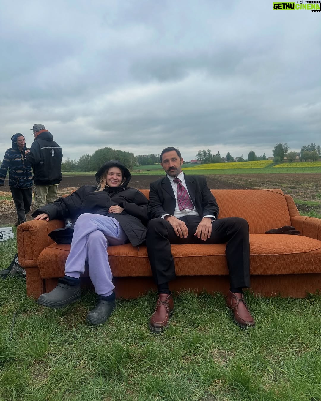 Paulina Gałązka - 1.4K Likes - „Bumerang” @kortez_z dir @danieljaroszek 
Wspaniały projekt z super ludźmi 
@otozorza 

To była wielka przyjemność tworzyć postać do muzyki @kortez_z 
Odrzucam zdjęcia z tego wzruszającego planu, na zdjęciach traktor 🚜Władimirec T-25 mój pierwszy pojazd mechaniczny który prowadziłam w 2002 roku na żniwach u dziadków i przez który nabawiłam się traumy. 
Ostatnie zdjęcie to serdeczne pozdrowienia od obsady dla naszego ukochanego @danieljaroszek 🥹♥️