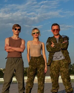 Paulina Gałązka Instagram - 😎🎬Takich dwóch, jak nas trzech to nie ma ani jednego
„Wojna zastępcza” 

PS: Zawsze chciałam mieć zdjęcie w stylu Top Gun 
#mateuszwięcławek