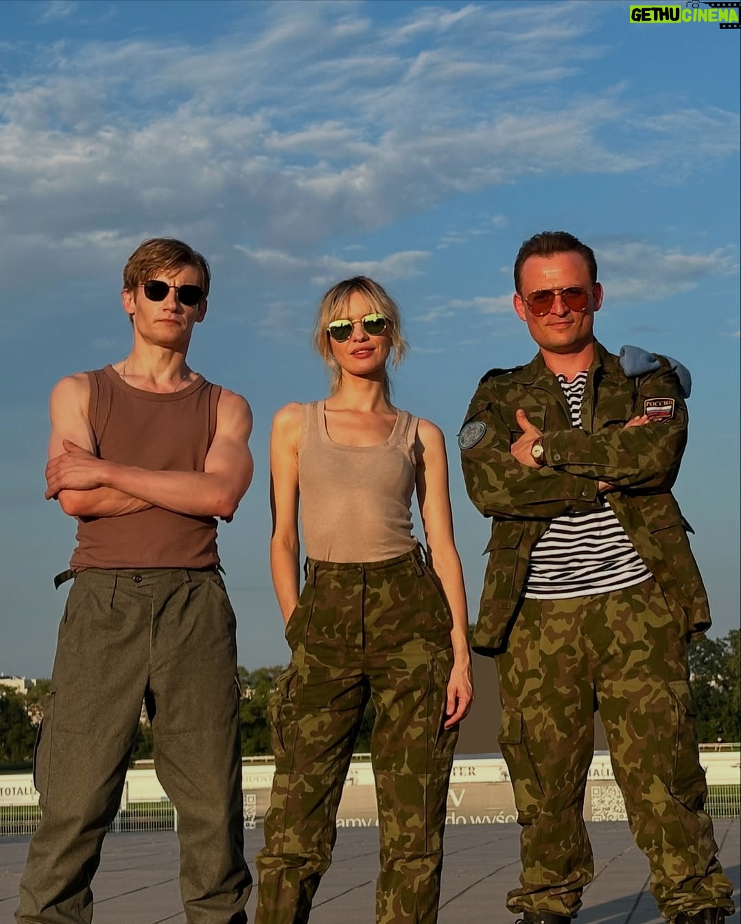 Paulina Gałązka - 2.2K Likes - 😎🎬Takich dwóch, jak nas trzech to nie ma ani jednego
„Wojna zastępcza” 

PS: Zawsze chciałam mieć zdjęcie w stylu Top Gun 
#mateuszwięcławek