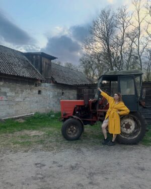 Paulina Gałązka Instagram - „Bumerang” @kortez_z dir @danieljaroszek 
Wspaniały projekt z super ludźmi 
@otozorza 

To była wielka przyjemność tworzyć postać do muzyki @kortez_z 
Odrzucam zdjęcia z tego wzruszającego planu, na zdjęciach traktor 🚜Władimirec T-25 mój pierwszy pojazd mechaniczny który prowadziłam w 2002 roku na żniwach u dziadków i przez który nabawiłam się traumy. 
Ostatnie zdjęcie to serdeczne pozdrowienia od obsady dla naszego ukochanego @danieljaroszek 🥹♥️