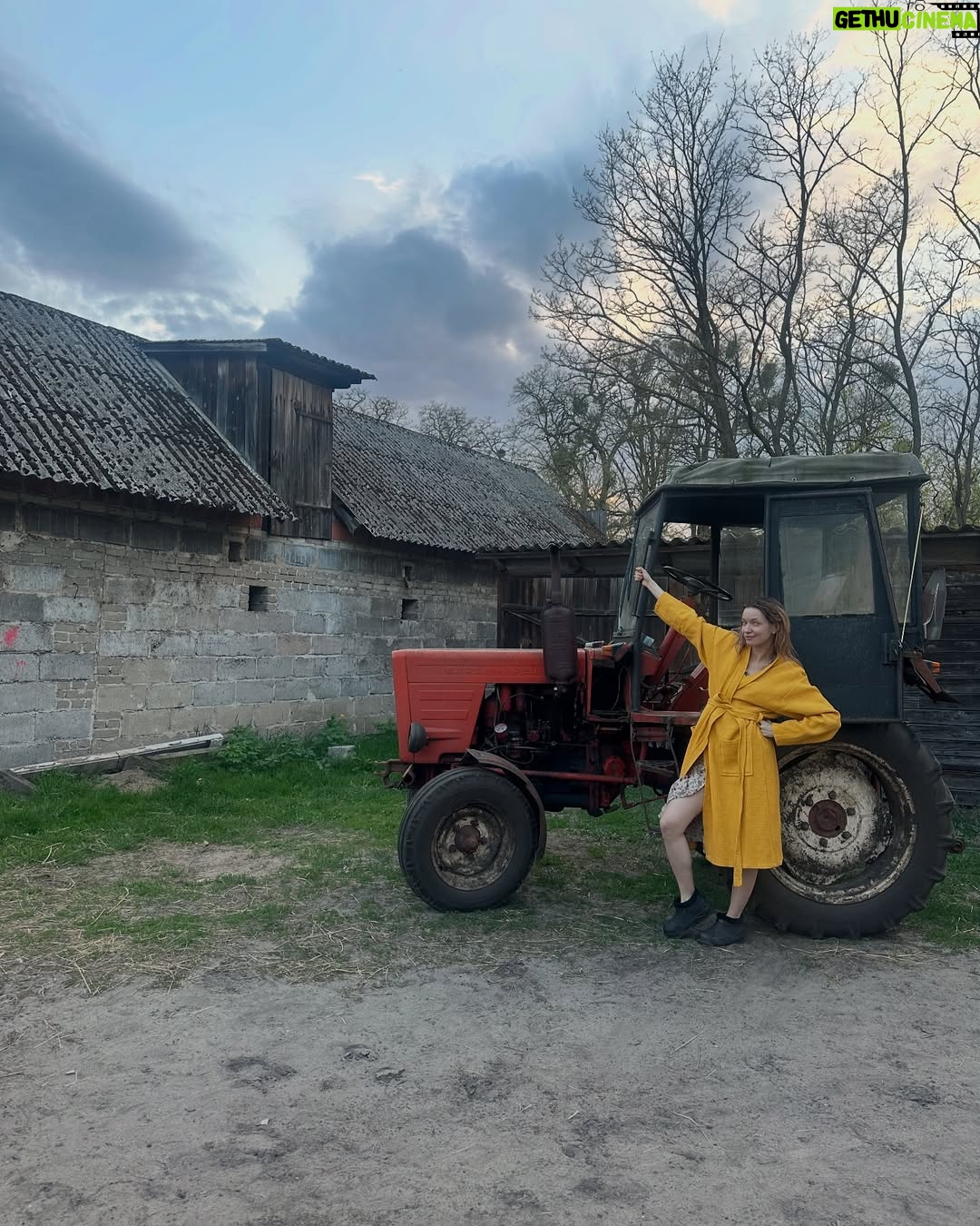 Paulina Gałązka - 1.4K Likes - „Bumerang” @kortez_z dir @danieljaroszek 
Wspaniały projekt z super ludźmi 
@otozorza 

To była wielka przyjemność tworzyć postać do muzyki @kortez_z 
Odrzucam zdjęcia z tego wzruszającego planu, na zdjęciach traktor 🚜Władimirec T-25 mój pierwszy pojazd mechaniczny który prowadziłam w 2002 roku na żniwach u dziadków i przez który nabawiłam się traumy. 
Ostatnie zdjęcie to serdeczne pozdrowienia od obsady dla naszego ukochanego @danieljaroszek 🥹♥️