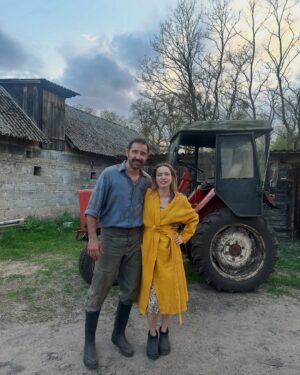 Paulina Gałązka Instagram - „Bumerang” @kortez_z dir @danieljaroszek 
Wspaniały projekt z super ludźmi 
@otozorza 

To była wielka przyjemność tworzyć postać do muzyki @kortez_z 
Odrzucam zdjęcia z tego wzruszającego planu, na zdjęciach traktor 🚜Władimirec T-25 mój pierwszy pojazd mechaniczny który prowadziłam w 2002 roku na żniwach u dziadków i przez który nabawiłam się traumy. 
Ostatnie zdjęcie to serdeczne pozdrowienia od obsady dla naszego ukochanego @danieljaroszek 🥹♥️