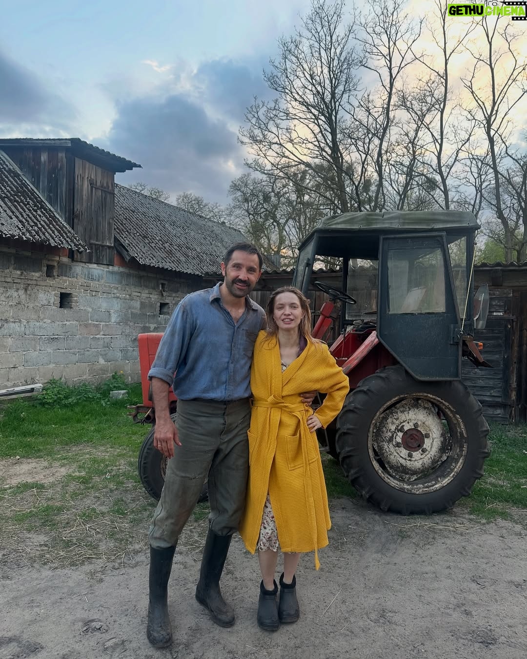Paulina Gałązka - 1.4K Likes - „Bumerang” @kortez_z dir @danieljaroszek 
Wspaniały projekt z super ludźmi 
@otozorza 

To była wielka przyjemność tworzyć postać do muzyki @kortez_z 
Odrzucam zdjęcia z tego wzruszającego planu, na zdjęciach traktor 🚜Władimirec T-25 mój pierwszy pojazd mechaniczny który prowadziłam w 2002 roku na żniwach u dziadków i przez który nabawiłam się traumy. 
Ostatnie zdjęcie to serdeczne pozdrowienia od obsady dla naszego ukochanego @danieljaroszek 🥹♥️