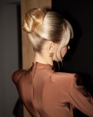 Paulina Gałązka Instagram - ♥️ @viva_magazyn dziękuję za magiczny wieczór!

📸 @adrianswiderski 
stylizacja @damianhaberny 
włosy @stanislove_hair