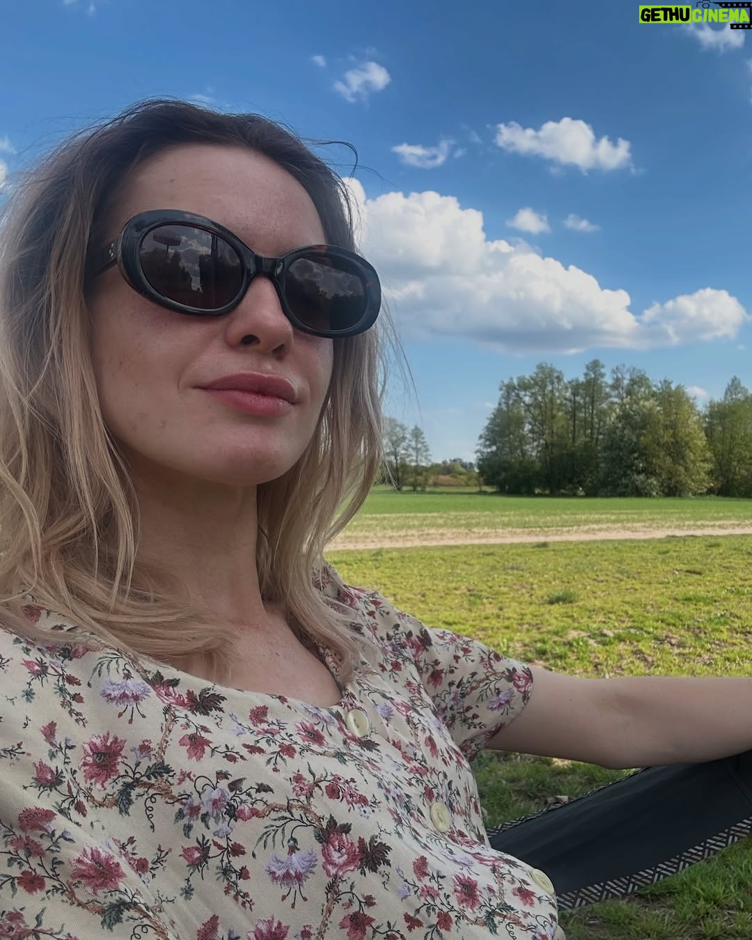 Paulina Gałązka - 1.4K Likes - „Bumerang” @kortez_z dir @danieljaroszek 
Wspaniały projekt z super ludźmi 
@otozorza 

To była wielka przyjemność tworzyć postać do muzyki @kortez_z 
Odrzucam zdjęcia z tego wzruszającego planu, na zdjęciach traktor 🚜Władimirec T-25 mój pierwszy pojazd mechaniczny który prowadziłam w 2002 roku na żniwach u dziadków i przez który nabawiłam się traumy. 
Ostatnie zdjęcie to serdeczne pozdrowienia od obsady dla naszego ukochanego @danieljaroszek 🥹♥️