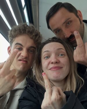 Paulina Gałązka Instagram - „Bumerang” @kortez_z dir @danieljaroszek 
Wspaniały projekt z super ludźmi 
@otozorza 

To była wielka przyjemność tworzyć postać do muzyki @kortez_z 
Odrzucam zdjęcia z tego wzruszającego planu, na zdjęciach traktor 🚜Władimirec T-25 mój pierwszy pojazd mechaniczny który prowadziłam w 2002 roku na żniwach u dziadków i przez który nabawiłam się traumy. 
Ostatnie zdjęcie to serdeczne pozdrowienia od obsady dla naszego ukochanego @danieljaroszek 🥹♥️