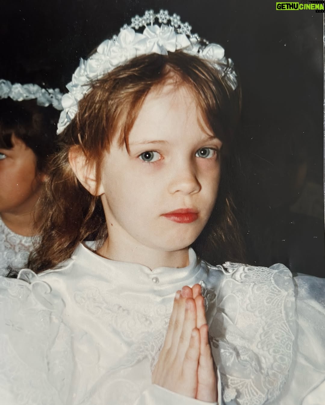 Paulina Gałązka - 2.1K Likes - Very serious day 
Wszystkiego najlepszego z okazji Dnia Dziecka 🎈
I czy już głosowaliście? 

Pierwsze zdjęcie jest z 1998 roku, co to był za dzień! Wierzyłam w słowa katechetki, że dzieci bez komunii są grzeszne i pamiętam, że się tym przejmowałam - co widać po mojej minie 🥰