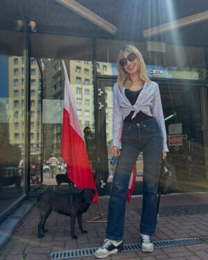 Paulina Gałązka Instagram - Very serious day 
Wszystkiego najlepszego z okazji Dnia Dziecka 🎈
I czy już głosowaliście? 

Pierwsze zdjęcie jest z 1998 roku, co to był za dzień! Wierzyłam w słowa katechetki, że dzieci bez komunii są grzeszne i pamiętam, że się tym przejmowałam - co widać po mojej minie 🥰