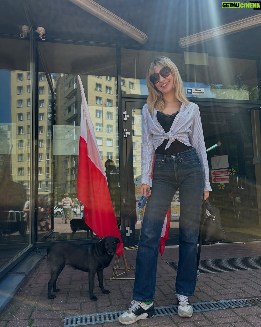 Paulina Gałązka - 2.1K Likes - Very serious day 
Wszystkiego najlepszego z okazji Dnia Dziecka 🎈
I czy już głosowaliście? 

Pierwsze zdjęcie jest z 1998 roku, co to był za dzień! Wierzyłam w słowa katechetki, że dzieci bez komunii są grzeszne i pamiętam, że się tym przejmowałam - co widać po mojej minie 🥰