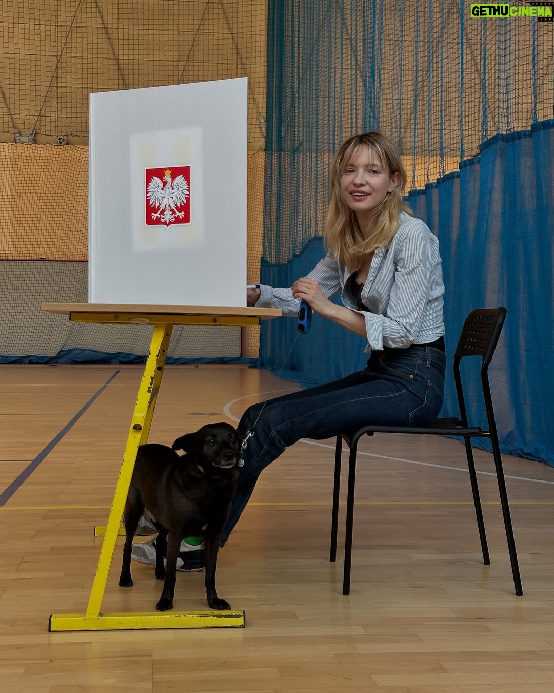 Paulina Gałązka - 2.1K Likes - Very serious day 
Wszystkiego najlepszego z okazji Dnia Dziecka 🎈
I czy już głosowaliście? 

Pierwsze zdjęcie jest z 1998 roku, co to był za dzień! Wierzyłam w słowa katechetki, że dzieci bez komunii są grzeszne i pamiętam, że się tym przejmowałam - co widać po mojej minie 🥰