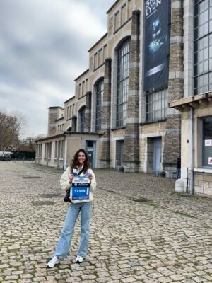 Pauline Hoarau Instagram - Ce soir à 23h, je prends le départ de la SaintéSprint @asics_saintelyon 😍🔥 
24km à la frontale, on a de la chance il ne fera pas si froid… c’était une de mes peurs, frileuse que je suis 🥹 
Heureusement je suis ultra équipée @asicsrunning @ll_agency_ ✨ 

J’ai hâte de découvrir les sentiers de nuit, cette ambiance unique de course que je connais généralement en faisant partie de l’assistance 🌙
Mais cette fois-ci on inverse les rôles @simonthoret 🤩

J’ai quand même ce petit stress/excitation de prendre le départ d’une course seule pour la première fois. 
Tout premier trail, c’est partiiiii 😍