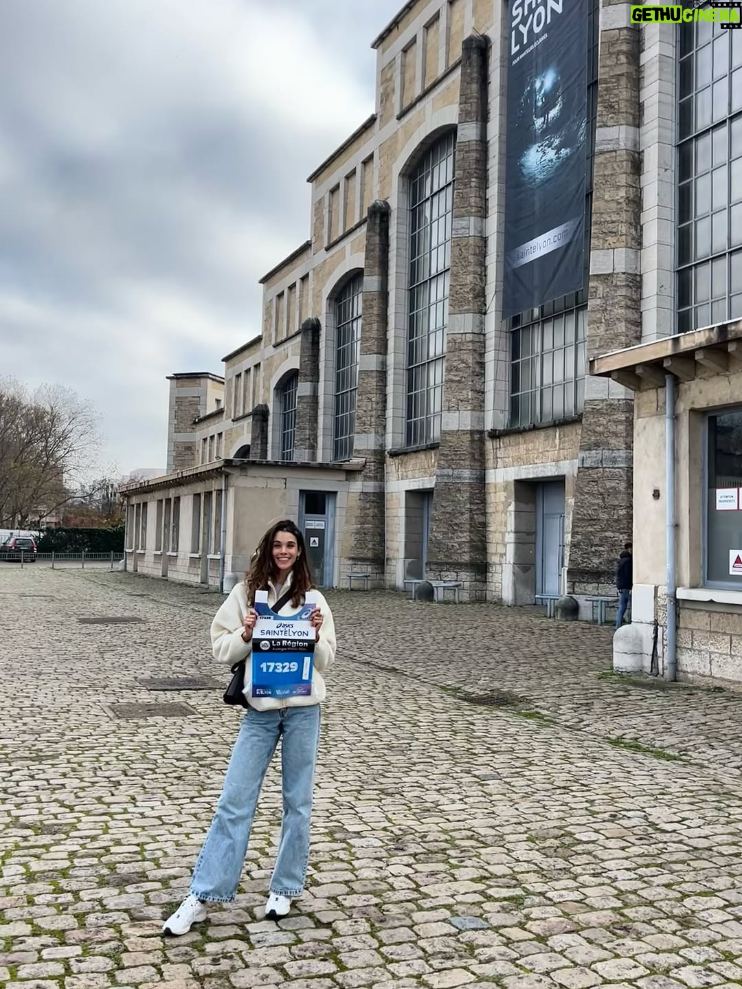 Pauline Hoarau - 1.3K Likes - Ce soir à 23h, je prends le départ de la SaintéSprint @asics_saintelyon 😍🔥 
24km à la frontale, on a de la chance il ne fera pas si froid… c’était une de mes peurs, frileuse que je suis 🥹 
Heureusement je suis ultra équipée @asicsrunning @ll_agency_ ✨ 

J’ai hâte de découvrir les sentiers de nuit, cette ambiance unique de course que je connais généralement en faisant partie de l’assistance 🌙
Mais cette fois-ci on inverse les rôles @simonthoret 🤩

J’ai quand même ce petit stress/excitation de prendre le départ d’une course seule pour la première fois. 
Tout premier trail, c’est partiiiii 😍