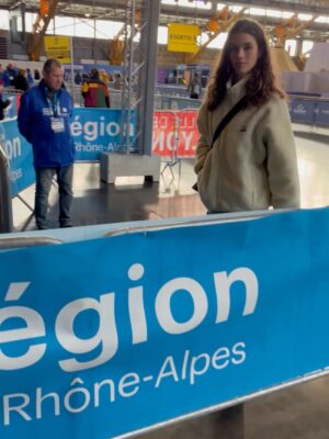 Pauline Hoarau Instagram - Ce soir Ć 23h, je prends le dĆ©part de la SaintĆ©Sprint @asics_saintelyon šš„
24km Ć la frontale, on a de la chance il ne fera pas si froid⦠cāĆ©tait une de mes peurs, frileuse que je suis š„¹
Heureusement je suis ultra Ć©quipĆ©e @asicsrunning @ll_agency_ āØ
Jāai hĆ¢te de dĆ©couvrir les sentiers de nuit, cette ambiance unique de course que je connais gĆ©nĆ©ralement en faisant partie de lāassistance š
Mais cette fois-ci on inverse les rĆ“les @simonthoret š¤©
Jāai quand mĆŖme ce petit stress/excitation de prendre le dĆ©part dāune course seule pour la premiĆØre fois.
Tout premier trail, cāest partiiiii š