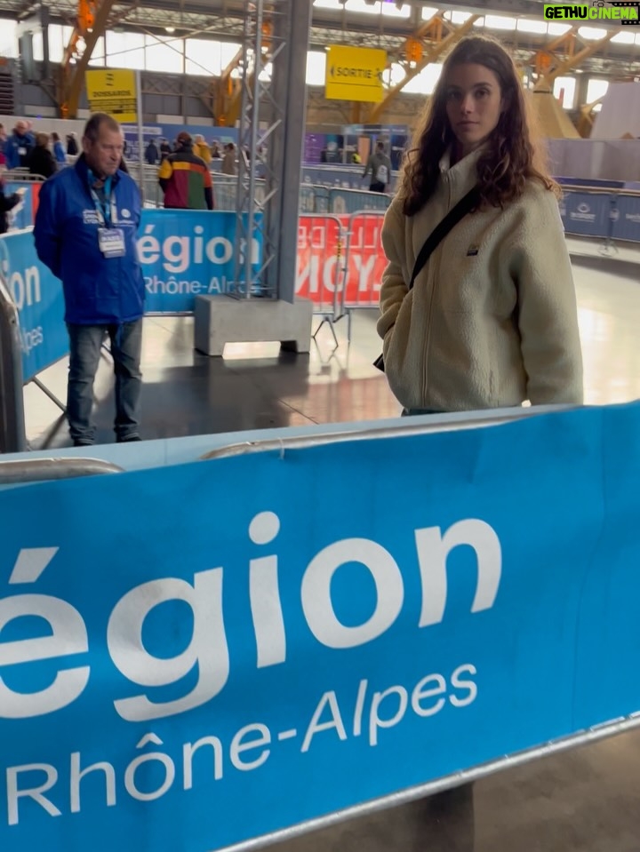 Pauline Hoarau - 1.3K Likes - Ce soir à 23h, je prends le départ de la SaintéSprint @asics_saintelyon 😍🔥 
24km à la frontale, on a de la chance il ne fera pas si froid… c’était une de mes peurs, frileuse que je suis 🥹 
Heureusement je suis ultra équipée @asicsrunning @ll_agency_ ✨ 

J’ai hâte de découvrir les sentiers de nuit, cette ambiance unique de course que je connais généralement en faisant partie de l’assistance 🌙
Mais cette fois-ci on inverse les rôles @simonthoret 🤩

J’ai quand même ce petit stress/excitation de prendre le départ d’une course seule pour la première fois. 
Tout premier trail, c’est partiiiii 😍