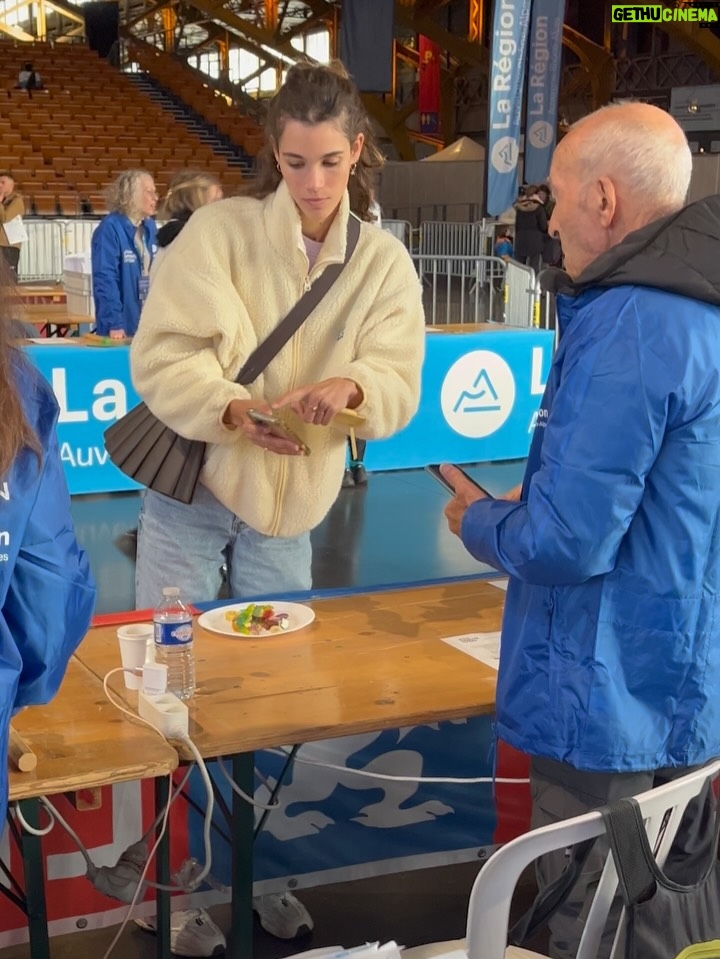 Pauline Hoarau - 1.3K Likes - Ce soir à 23h, je prends le départ de la SaintéSprint @asics_saintelyon 😍🔥 
24km à la frontale, on a de la chance il ne fera pas si froid… c’était une de mes peurs, frileuse que je suis 🥹 
Heureusement je suis ultra équipée @asicsrunning @ll_agency_ ✨ 

J’ai hâte de découvrir les sentiers de nuit, cette ambiance unique de course que je connais généralement en faisant partie de l’assistance 🌙
Mais cette fois-ci on inverse les rôles @simonthoret 🤩

J’ai quand même ce petit stress/excitation de prendre le départ d’une course seule pour la première fois. 
Tout premier trail, c’est partiiiii 😍