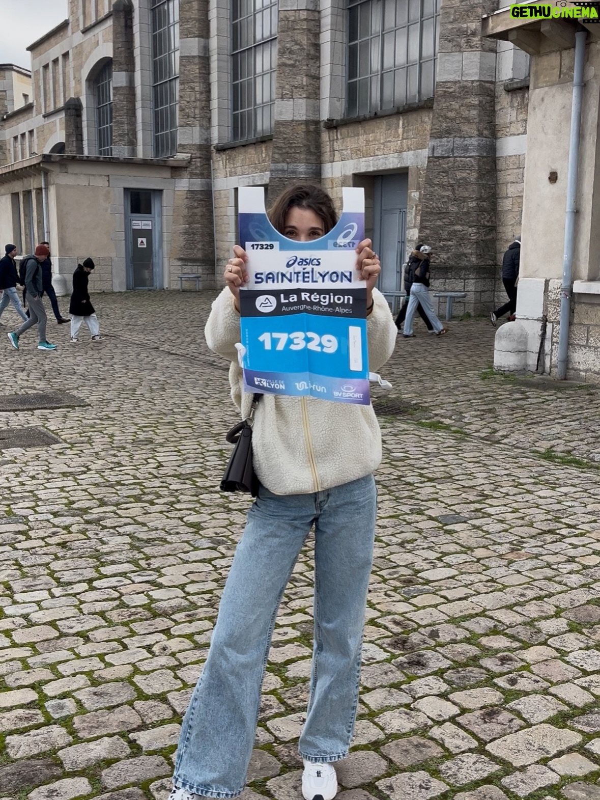 Pauline Hoarau - 1.3K Likes - Ce soir à 23h, je prends le départ de la SaintéSprint @asics_saintelyon 😍🔥 
24km à la frontale, on a de la chance il ne fera pas si froid… c’était une de mes peurs, frileuse que je suis 🥹 
Heureusement je suis ultra équipée @asicsrunning @ll_agency_ ✨ 

J’ai hâte de découvrir les sentiers de nuit, cette ambiance unique de course que je connais généralement en faisant partie de l’assistance 🌙
Mais cette fois-ci on inverse les rôles @simonthoret 🤩

J’ai quand même ce petit stress/excitation de prendre le départ d’une course seule pour la première fois. 
Tout premier trail, c’est partiiiii 😍