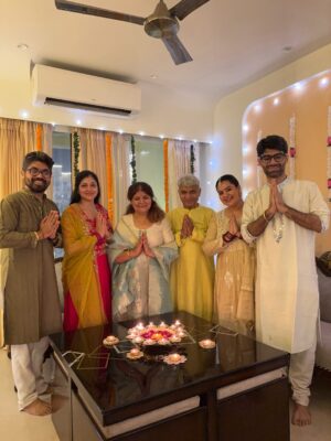 Pavni Mehrotra Instagram - Aur phir saath mil kar sajaya humne apne
“Sapno Ka Ghar” 🪔🏡🧿
.
.
.
#newhome #diwali #blessings #family #pavnilaughs
