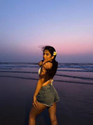 Payal Gupta Instagram - Meet me where the day ends ..🌇🏖️👙
.
.
.
[goa , beach day, vitamin sea , family time, goa trip , sunset, sun , ]

#beachday #familytime #blessed #gratitude #universe #goa #goatrip #goal #sunset #sunsetvibes #sunsets #sunlight #sunsetphotography #photoshoot
